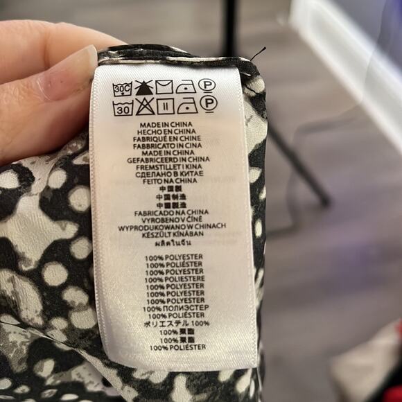 Michael Kors Black and White Geometric Print Keyhole Neck Blouse Size Small - Picture 8 of 10